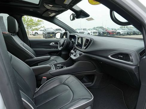 Used 2025 Chrysler Pacifica Limited FWD image 22