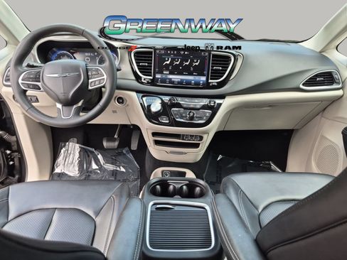Used 2023 Chrysler Pacifica Touring-L FWD image 9
