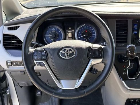 Used 2015 Toyota Sienna XLE Premium FWD image 17
