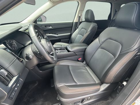Used 2025 Nissan Pathfinder SL w/ SL Premium Package FWD image 15