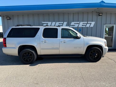 Used 2010 Chevrolet Suburban LT w/ Luxury Package AWD/4WD image 5