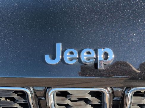 Used 2022 Jeep Grand Cherokee Limited image 11