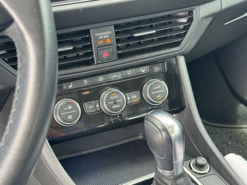 Used 2019 Volkswagen Jetta SEL Premium image 21