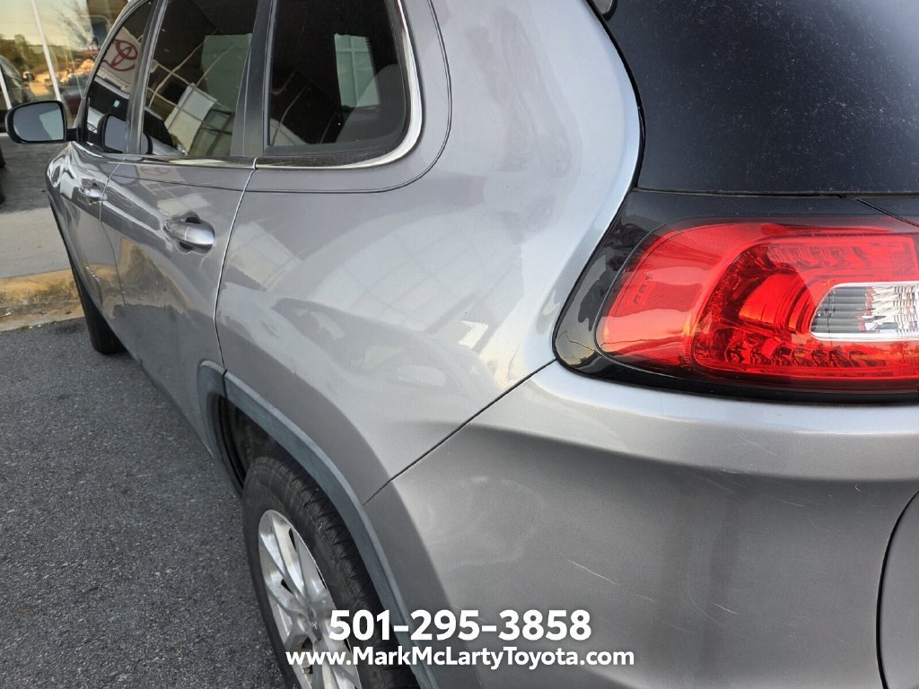 Used 2018 Jeep Cherokee Latitude Plus w/ Comfort/Convenience Group FWD image 8