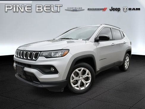 Used 2024 Jeep Compass Latitude AWD/4WD image 1