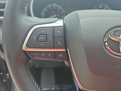 Used 2020 Toyota Highlander XLE AWD/4WD image 18