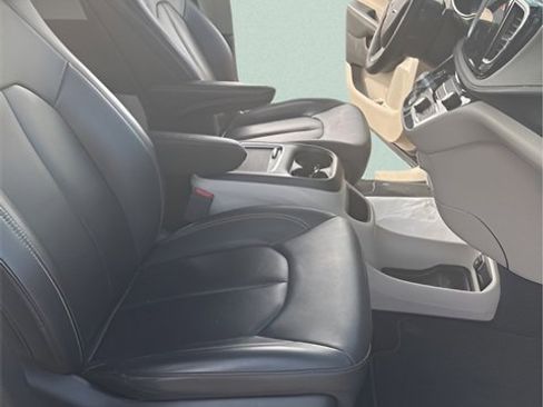 Used 2024 Chrysler Pacifica Touring-L w/ Uconnect Theater Family Group image 28