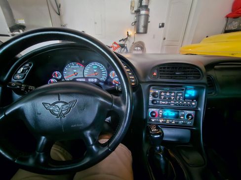 Used 2004 Chevrolet Corvette Convertible w/ Preferred Equipment Group RWD image 37