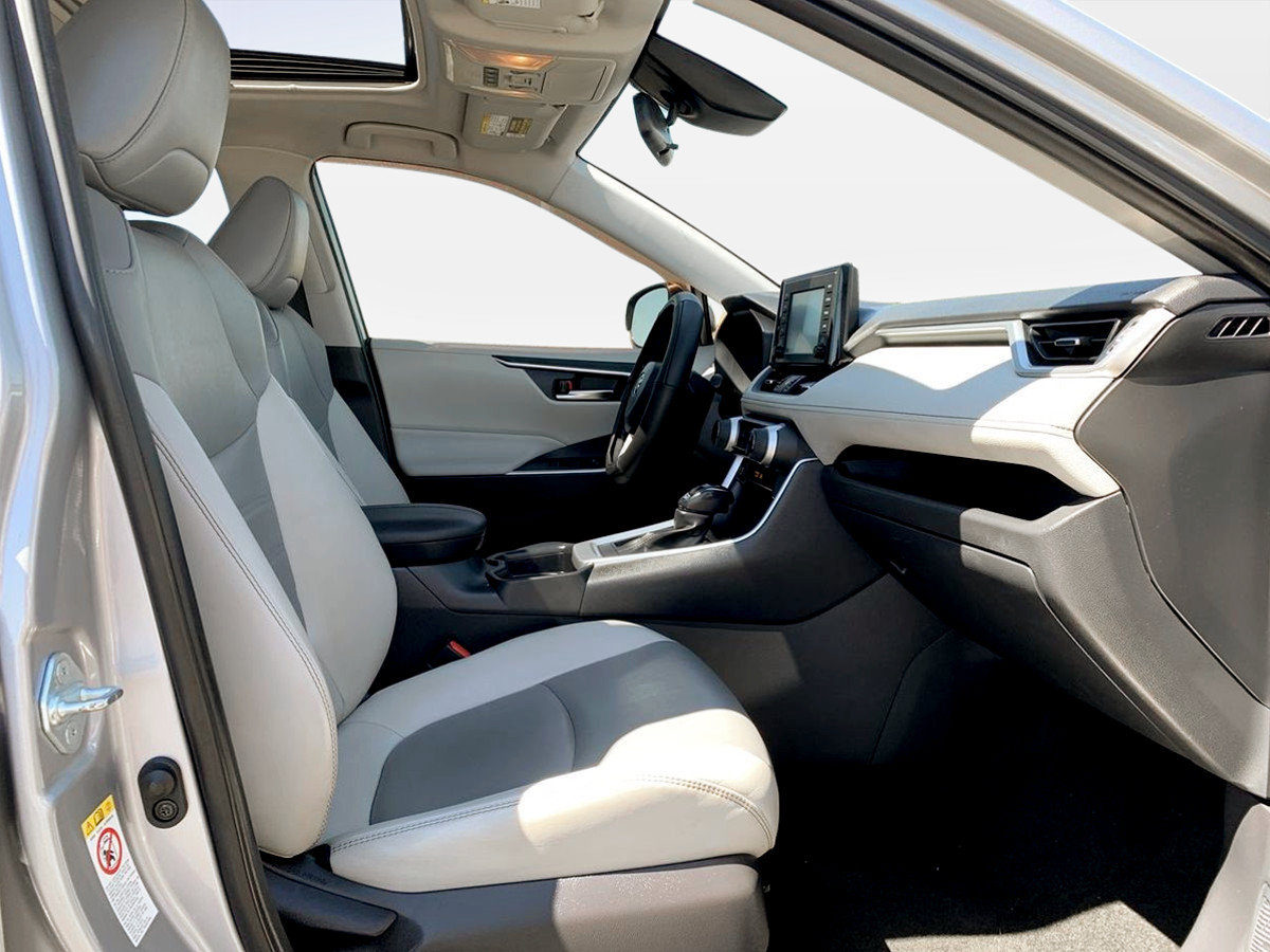 Used 2019 Toyota RAV4 XLE Premium FWD image 31