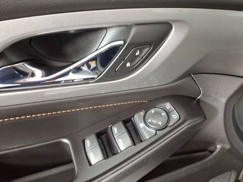 Used 2019 Chevrolet Traverse LT FWD image 14