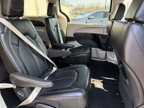 Used 2024 Chrysler Pacifica Touring-L image 9