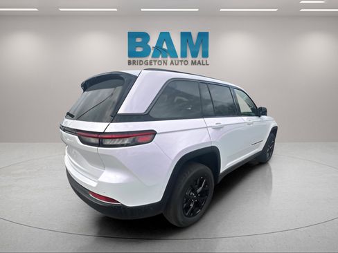 New 2026 Jeep Grand Cherokee Altitude image 7