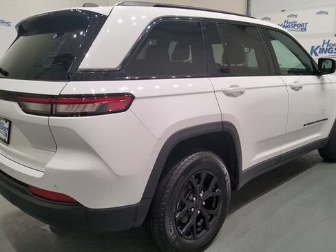 Used 2024 Jeep Grand Cherokee Altitude image 3