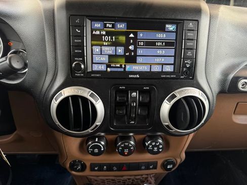 Used 2017 Jeep Wrangler Unlimited Sahara w/ Dual Top Group AWD/4WD image 6