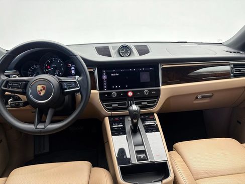 Certified 2023 Porsche Macan AWD/4WD image 31