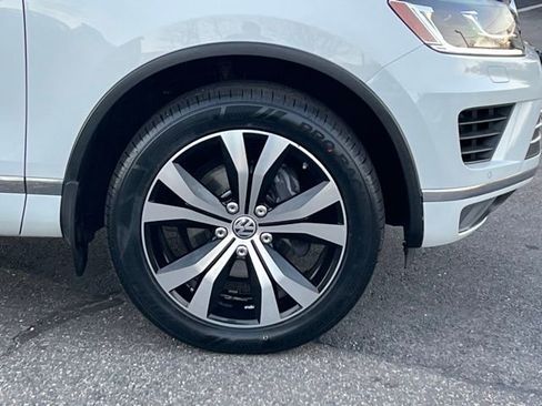Used 2017 Volkswagen Touareg V6 image 14