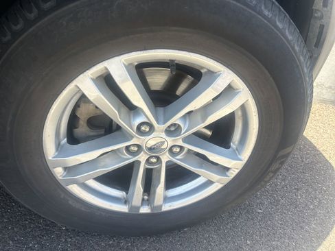 Used 2022 Ford Explorer XLT w/ Equipment Group 202A image 11