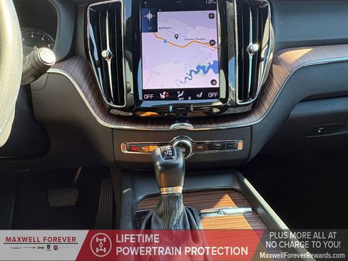 Used 2021 Volvo XC60 T5 Momentum w/ Premium Package image 3