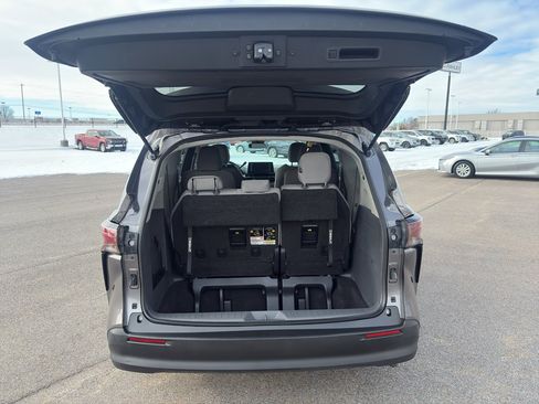 Used 2024 Toyota Sienna LE image 5