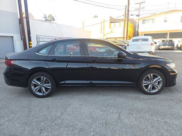 Certified 2023 Volkswagen Jetta SE w/ Panoramic Sunroof Package FWD image 2