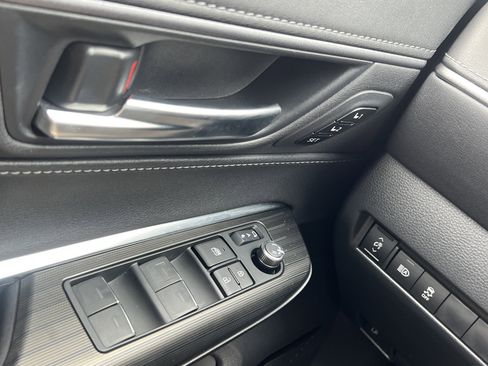 Certified 2024 Toyota Venza XLE image 27