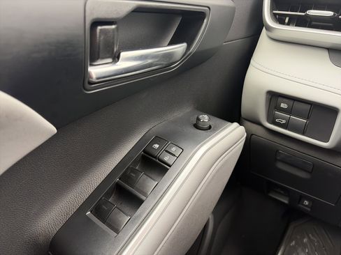 Used 2022 Toyota Highlander XLE image 28