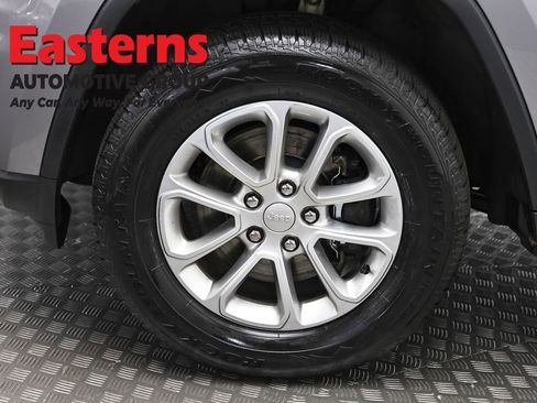 Used 2021 Jeep Grand Cherokee Laredo AWD/4WD image 30