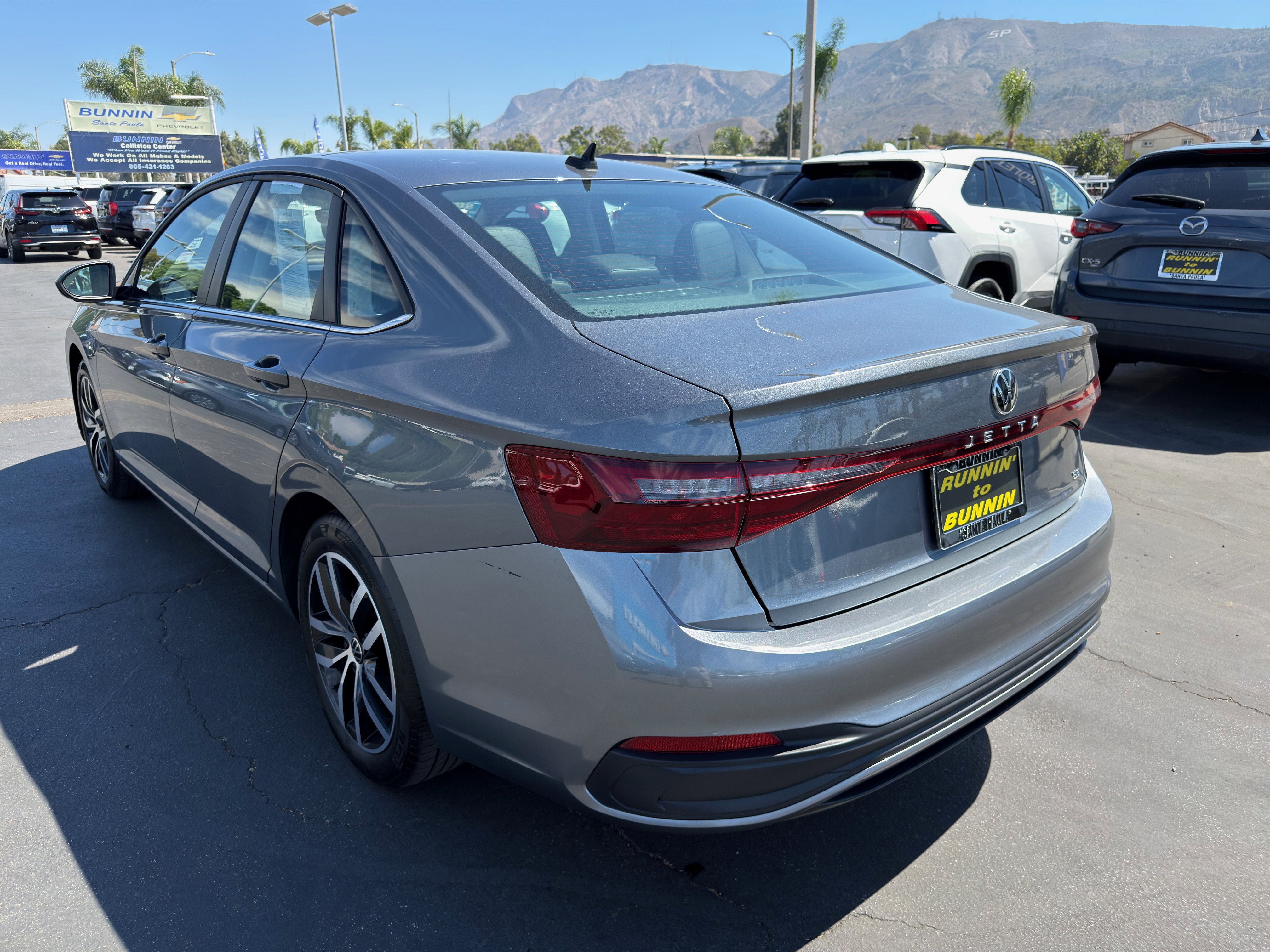 Used 2025 Volkswagen Jetta SE FWD image 6