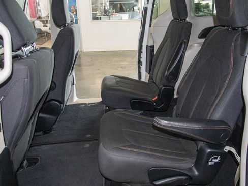 Used 2017 Chrysler Pacifica Touring image 13