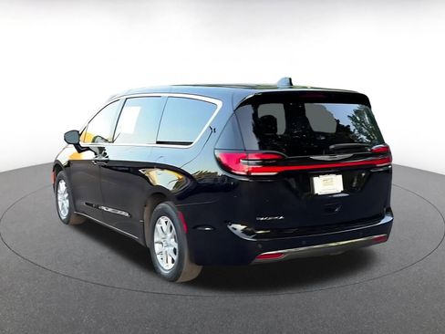 Used 2025 Chrysler Pacifica Select image 11