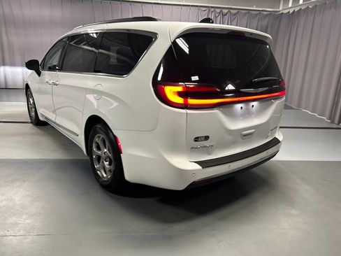 Used 2023 Chrysler Pacifica Limited FWD image 5