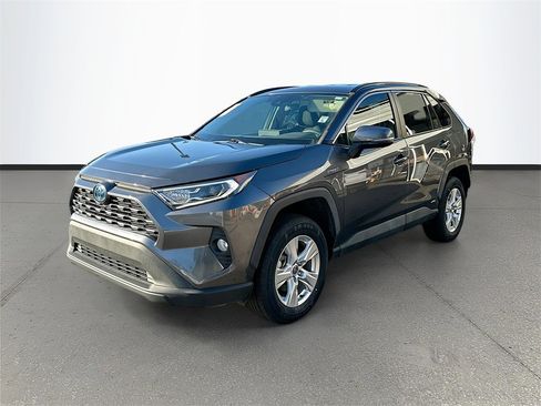 Used 2021 Toyota RAV4 XLE image 3