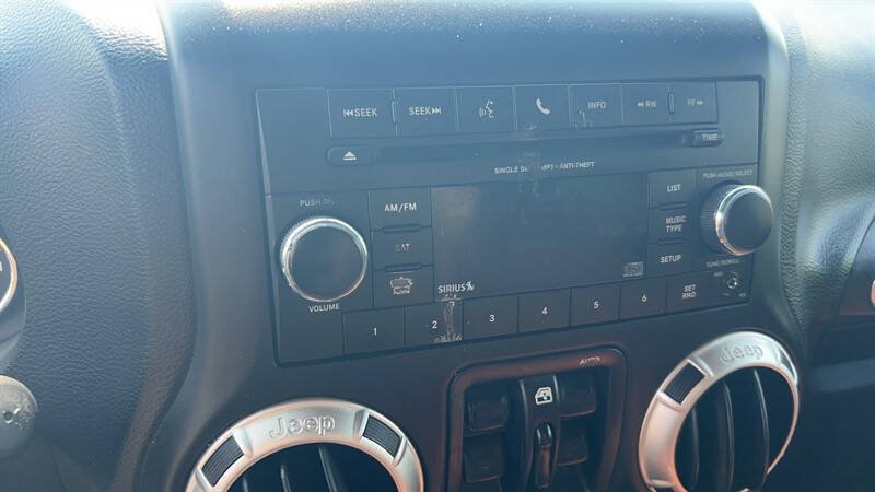 Used 2017 Jeep Wrangler Unlimited Sahara w/ Connectivity Group AWD/4WD image 23