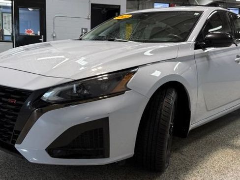 Used 2023 Nissan Altima 2.5 SR AWD/4WD image 3