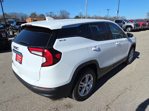 Used 2023 GMC Terrain SLE image 8