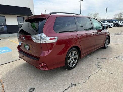 Used 2018 Toyota Sienna SE FWD image 16