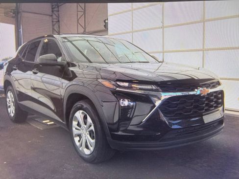 Used 2025 Chevrolet Trax LS FWD image 2