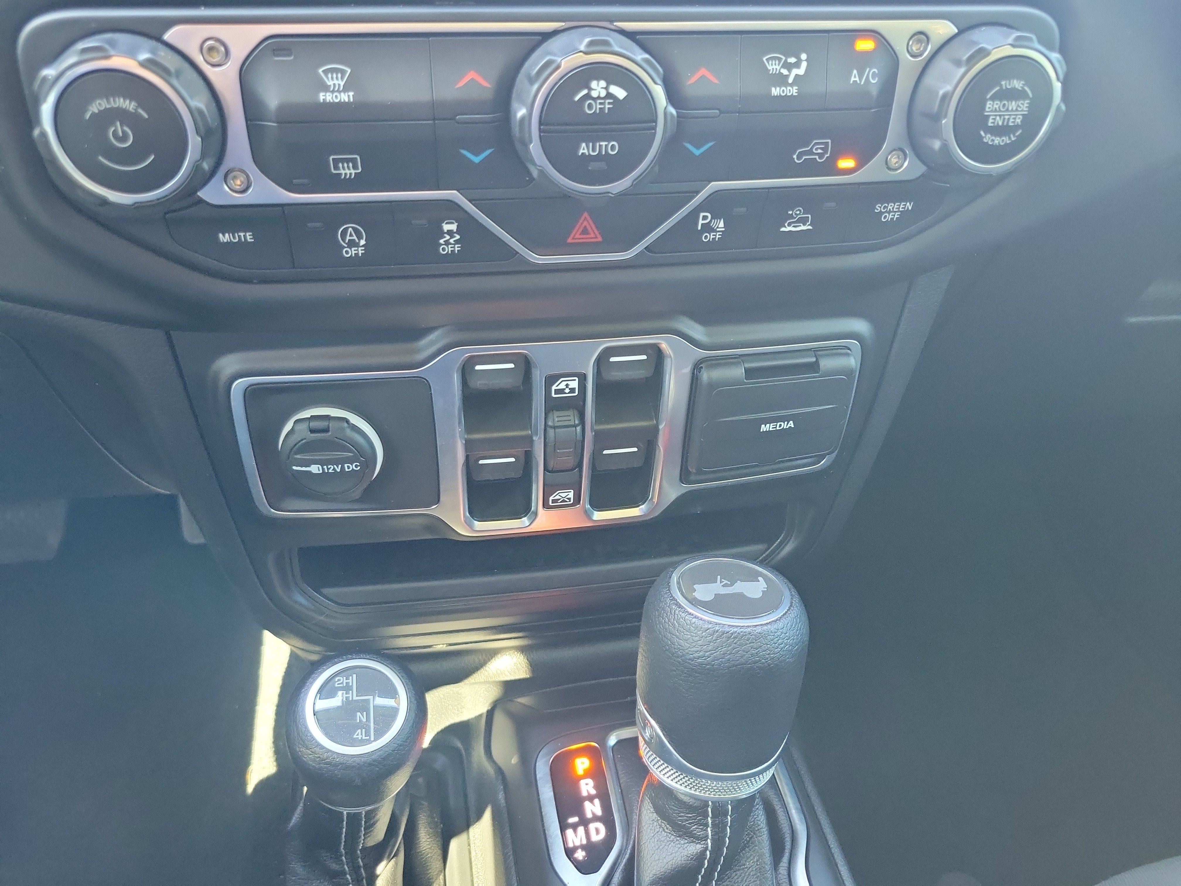 Used 2021 Jeep Wrangler Unlimited Sahara w/ LED Lighting Group AWD/4WD image 25