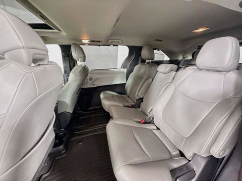 Certified 2026 Toyota Sienna XLE FWD image 33