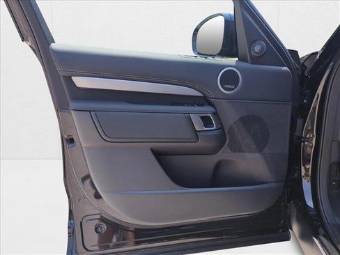 New 2024 Land Rover Discovery Dynamic SE image 19