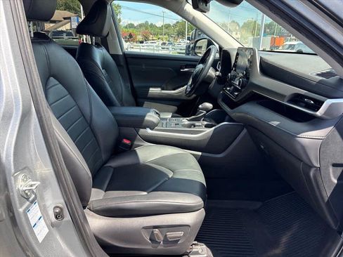 Used 2022 Toyota Highlander XLE AWD/4WD image 6