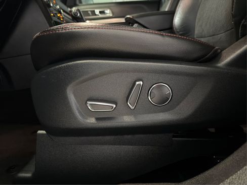 Used 2018 Ford Explorer XLT w/ Equipment Group 202A AWD/4WD image 23