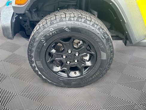 Used 2023 Jeep Wrangler Unlimited w/ Sun & Screen Package AWD/4WD image 34