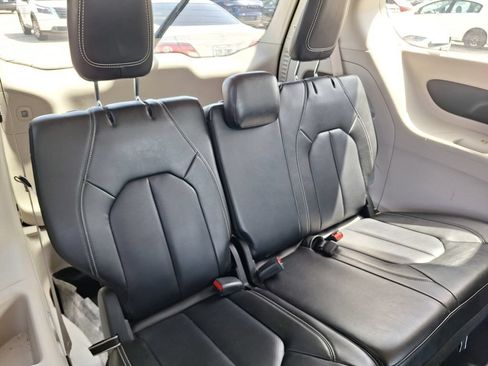 Used 2023 Chrysler Pacifica Touring-L FWD image 28