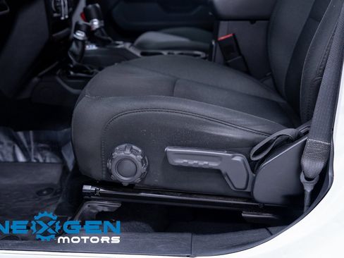 Used 2020 Jeep Wrangler Unlimited Sahara image 23