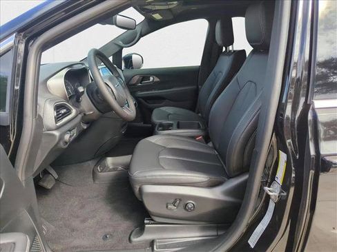 New 2025 Chrysler Pacifica Select AWD/4WD image 4