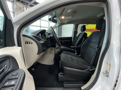 Used 2020 Dodge Grand Caravan SE FWD image 11