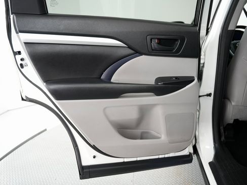 Used 2018 Toyota Highlander Plus image 38