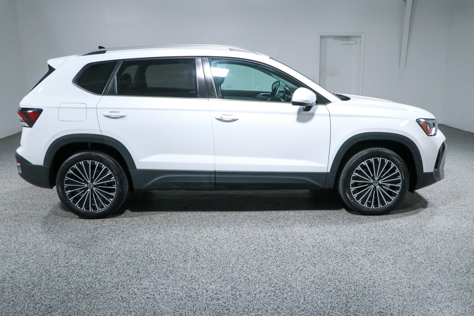 Used 2025 Volkswagen Taos SE FWD image 6