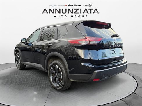 Used 2024 Nissan Rogue SV image 3
